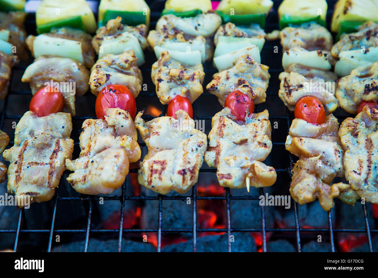 Primo piano di spiedini di pollo in Thailandia Foto Stock