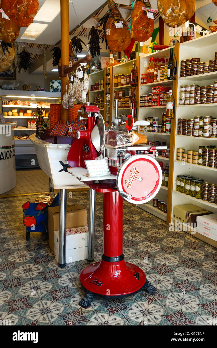 Gastronomia tradizionale in negozio, città vecchia, con prosciutto di Bayonne e asciuga peperoni rossi. Bayonne, Paese Basco, Francia. Foto Stock