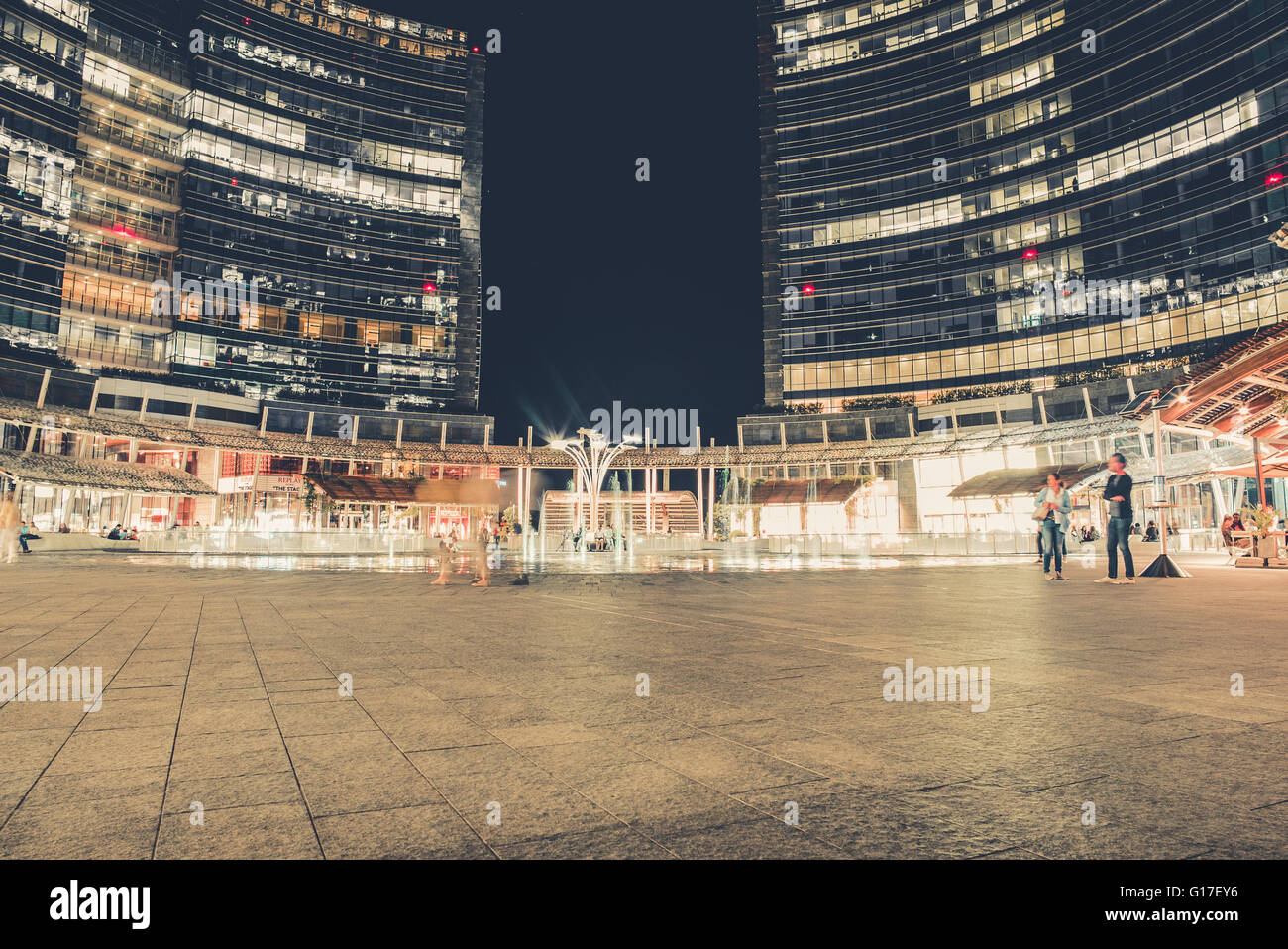 Il futuristico centro business nella città di notte Foto Stock