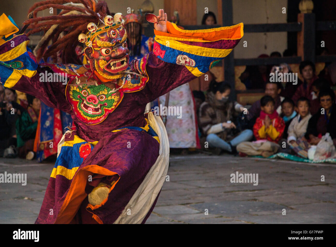 Monaco buddista di eseguire un ballo mascherato in un festival in Bhutan Foto Stock