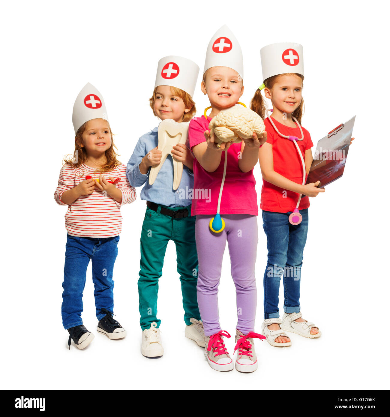 I bambini giocando medico con toy strumenti medici Foto Stock