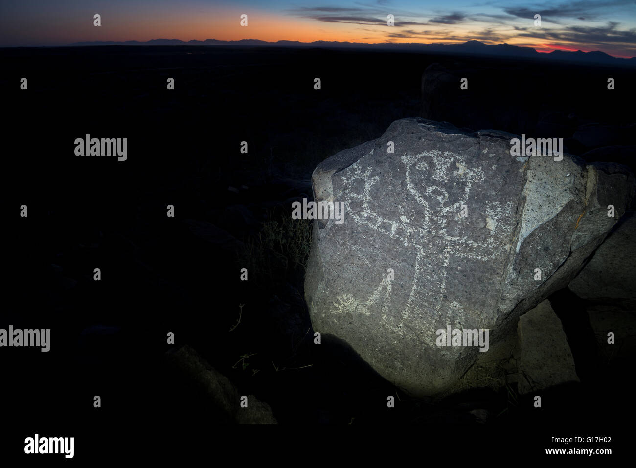 Native American petroglyph al crepuscolo, tre fiumi Petroglyph Sito, Nuovo Messico. Foto Stock