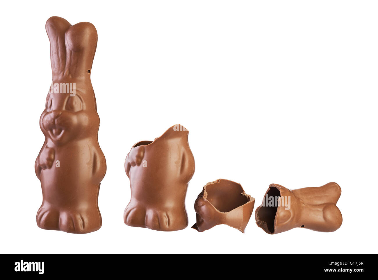Pasqua coniglietto di cioccolato intero e suddiviso in pezzi isolati su bianco Foto Stock