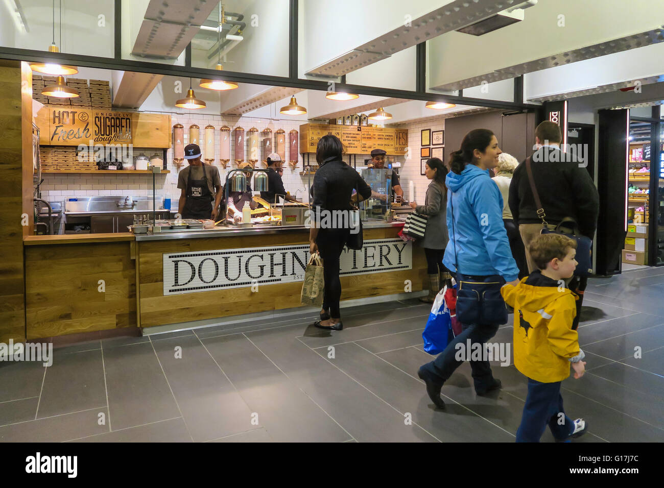TurnStyle mercato sotterraneo a Columbus Circle, New York City, Stati Uniti d'America Foto Stock