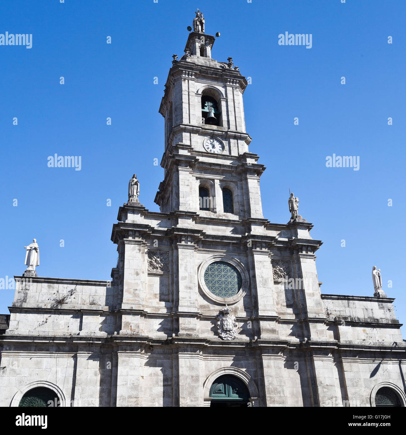 Il Carmo Chiesa è una chiesa seicentesca di Braga, Portogallo, con una croce latina, ad una sola navata e la facciata della torre Foto Stock Il Carmo Chiesa è una chiesa seicentesca di Braga, Portogallo, con una croce latina, ad una sola navata e la facciata della torre Foto Stock