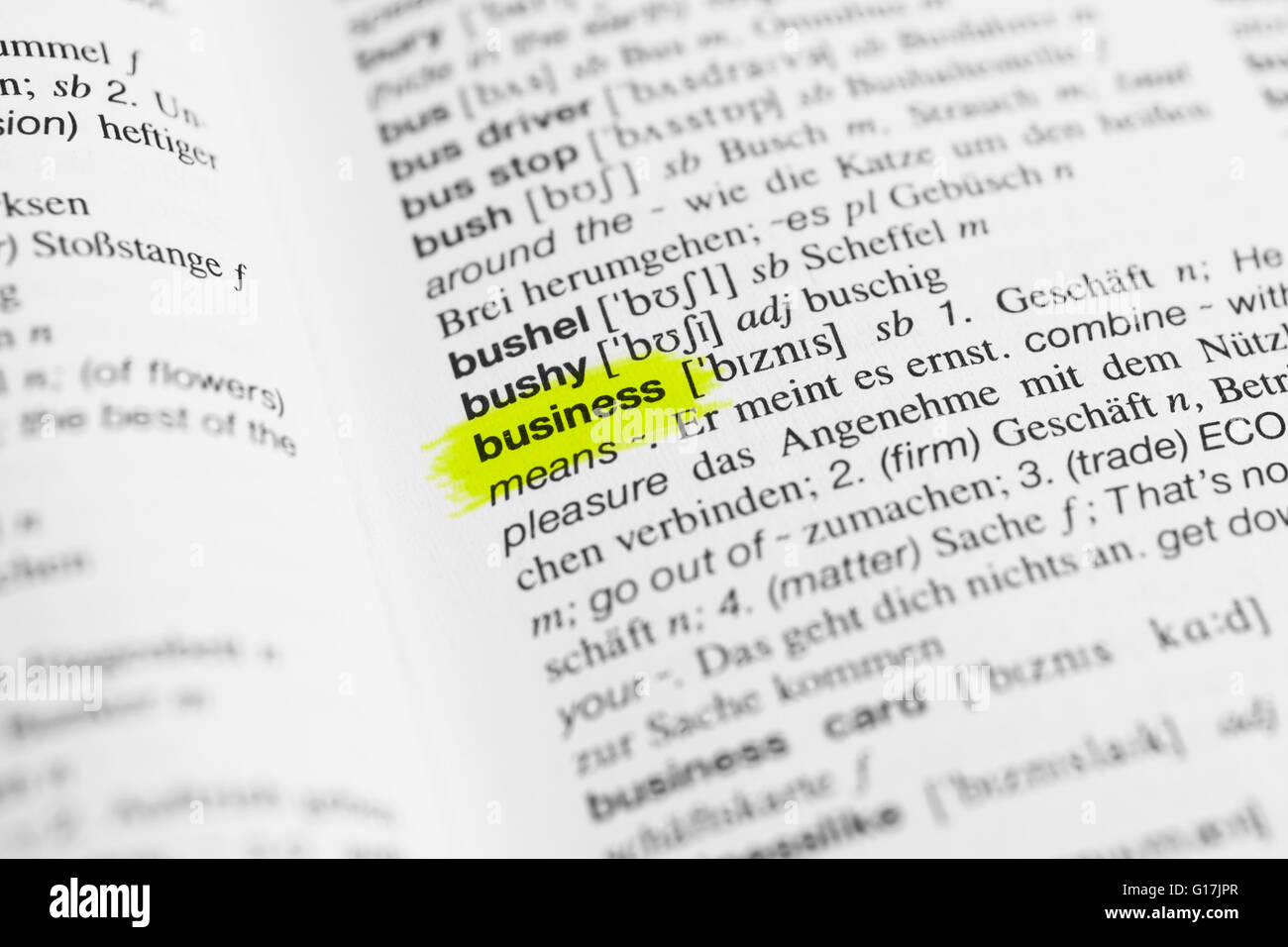 Dettaglio della parola inglese 'business' e la sua traduzione in tedesco dal dizionario Foto Stock