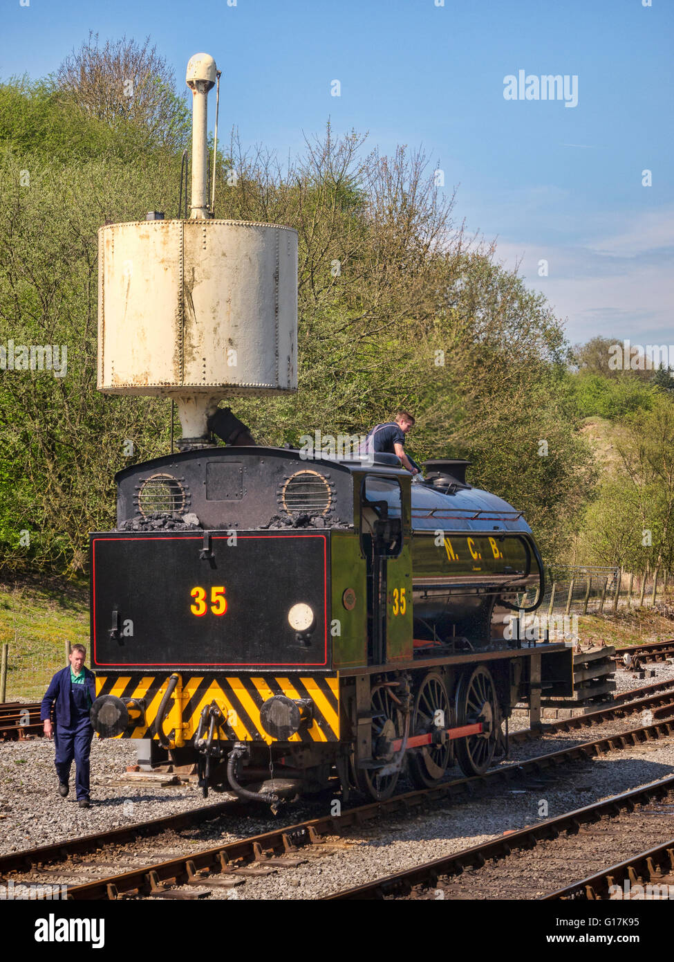 0-6-0 "austerità' Sella serbatoio del motore assume acqua a Bolton Abbey stazione. Yorkshire Dales National Park, North Yorkshire, Foto Stock