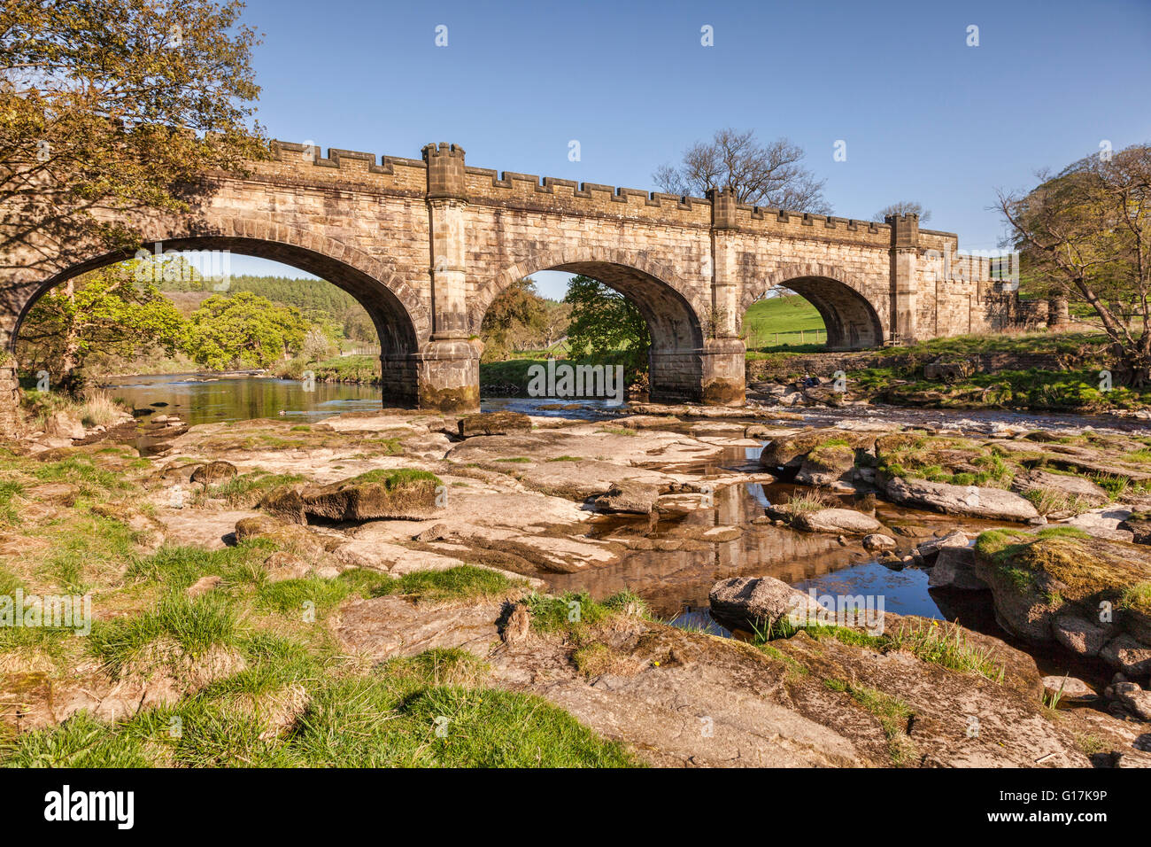 Acquedotto sul fiume Wharfe, Bolton Abbey Estate, Yorkshire Dales National Park, North Yorkshire, Inghilterra, Regno Unito Foto Stock