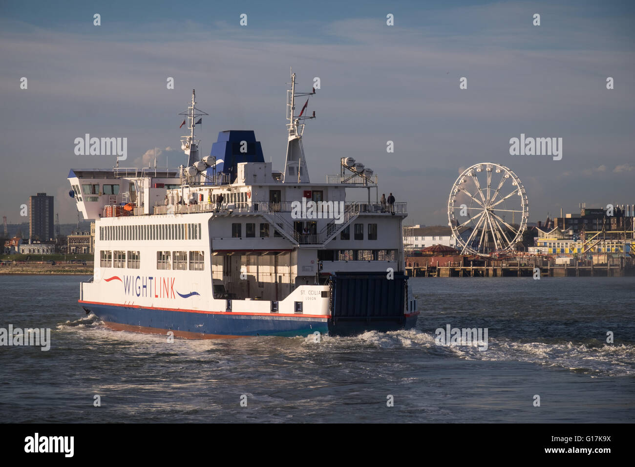 Il Wightlink traghetto per auto, Santa Cecilia, passando Clarence Pier come ella entra nel porto di Portsmouth. Foto Stock