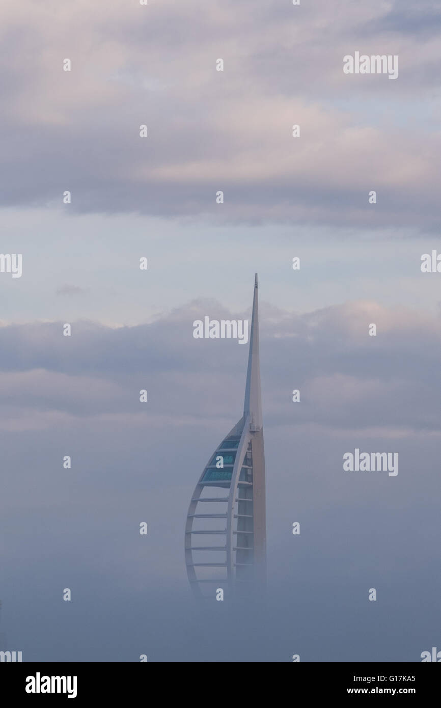 Emirati Spinnaker Tower perfora la nebbia mattutina a Portsmouth Foto Stock