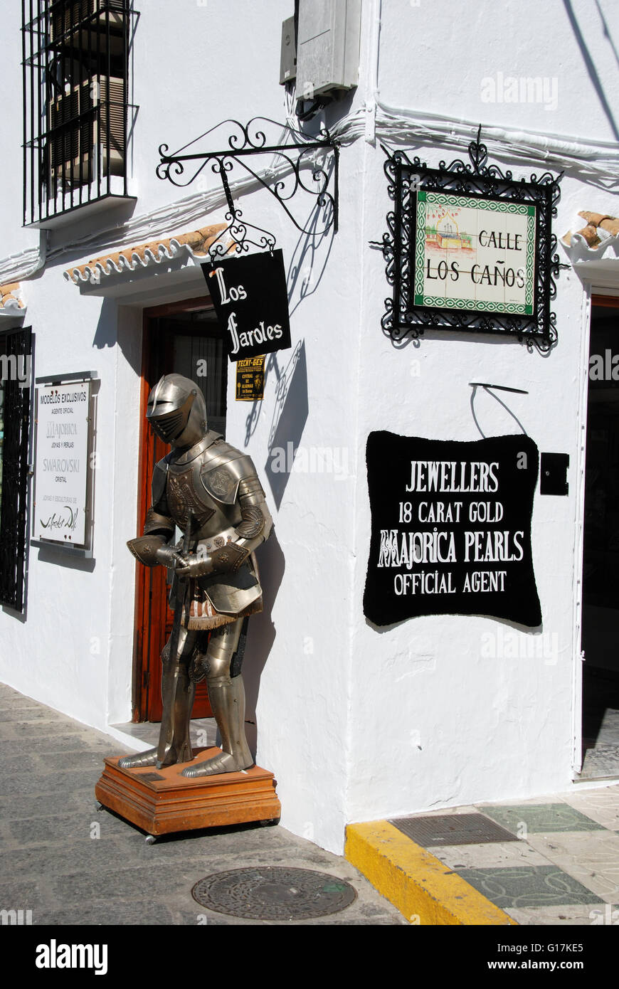 Armatura al di fuori di un negozio all'angolo di Calle Los Canos, Mijas, provincia di Malaga, Andalusia, Spagna, Europa occidentale. Foto Stock