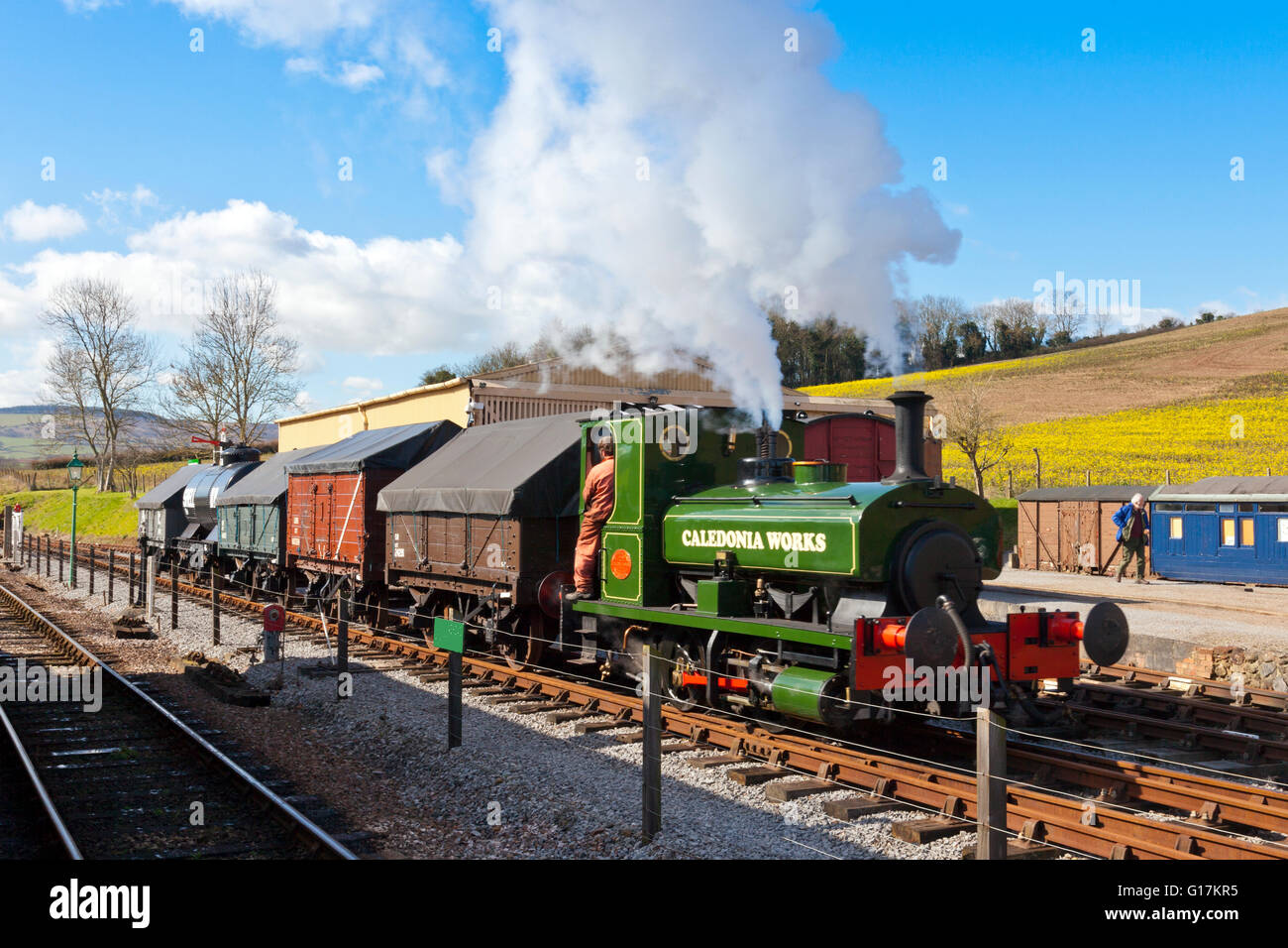 Un ex industriali 0-4-0 serbatoio di derivazione del motore nelle merci di cantiere alla stazione Washford sulla West Somerset Railway, England, Regno Unito Foto Stock