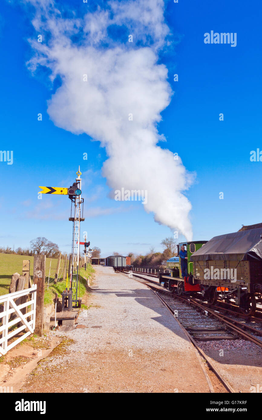 Un ex industriali 0-4-0 serbatoio di derivazione del motore nelle merci di cantiere alla stazione Washford sulla West Somerset Railway, England, Regno Unito Foto Stock