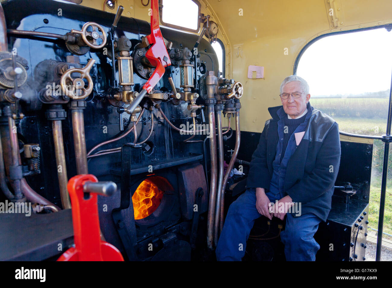 Autista Merv Hebditch sul pavimento di un ex-S&D locomotiva merci 53808 sulla West Somerset Railway, England, Regno Unito Foto Stock