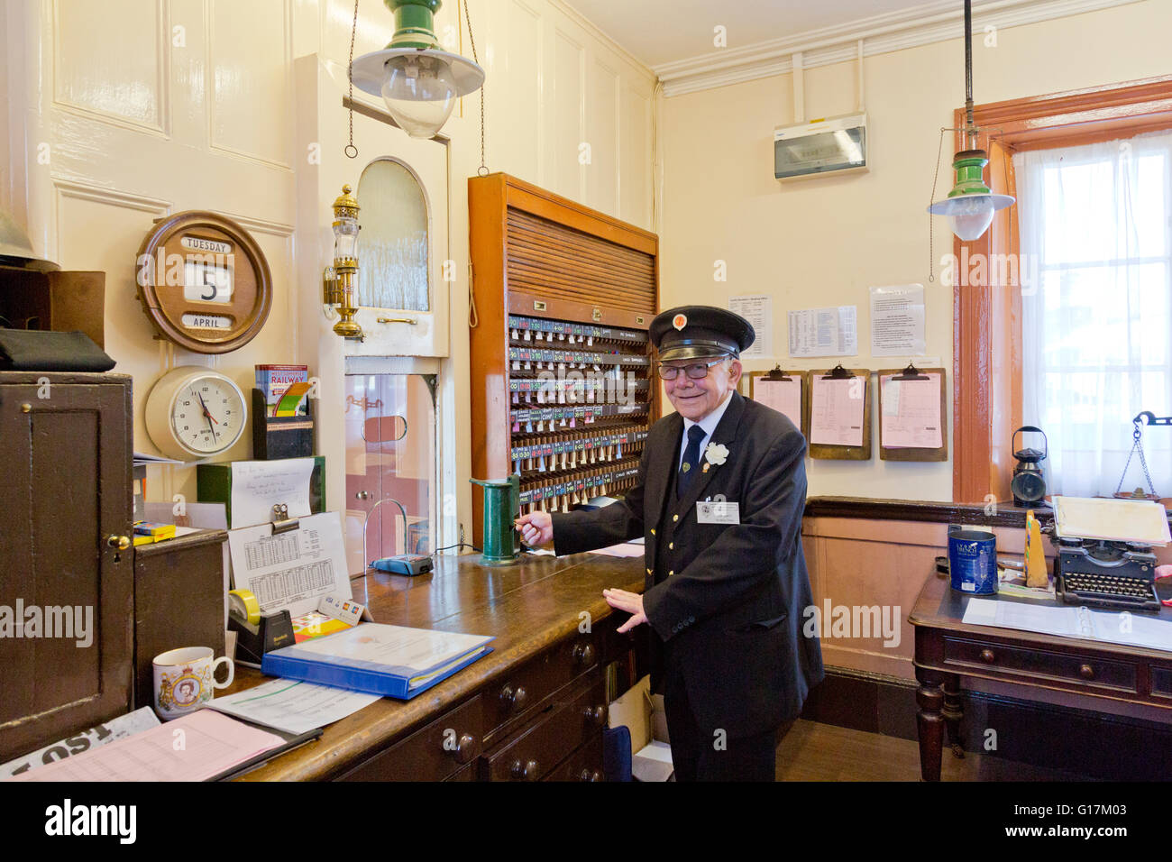 Roy Smith, la prenotazione addetto alla stazione Williton sulla West Somerset Railway, England, Regno Unito Foto Stock