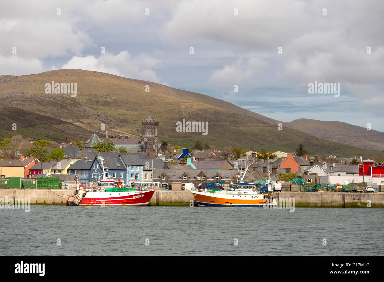 Vista da Dingle Bay su la chiesa di Santa Maria in Dingle town, la penisola di Dingle, nella contea di Kerry, Provincia di Munster, Repubblica di Irlanda. Foto Stock