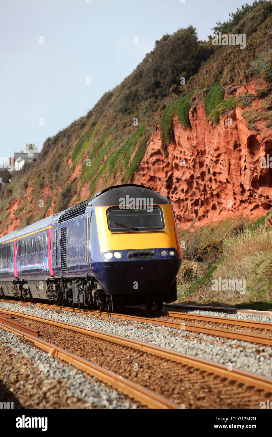 Una locomotiva diesel sul South Devon railway vicino a Dawlish con scogliere rosso dietro Foto Stock