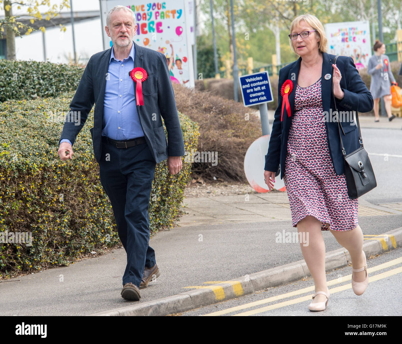 Leader laburista Jeremy Corbyn arriva a Sheffields è Inglese Istituto di Sport con il neo eletto il lavoro MP Gill Furniss Foto Stock