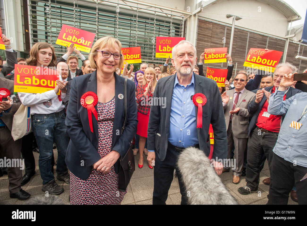 Leader laburista Jeremy Corbyn arriva a Sheffields è Inglese Istituto di Sport con il neo eletto il lavoro MP Gill Furniss Foto Stock