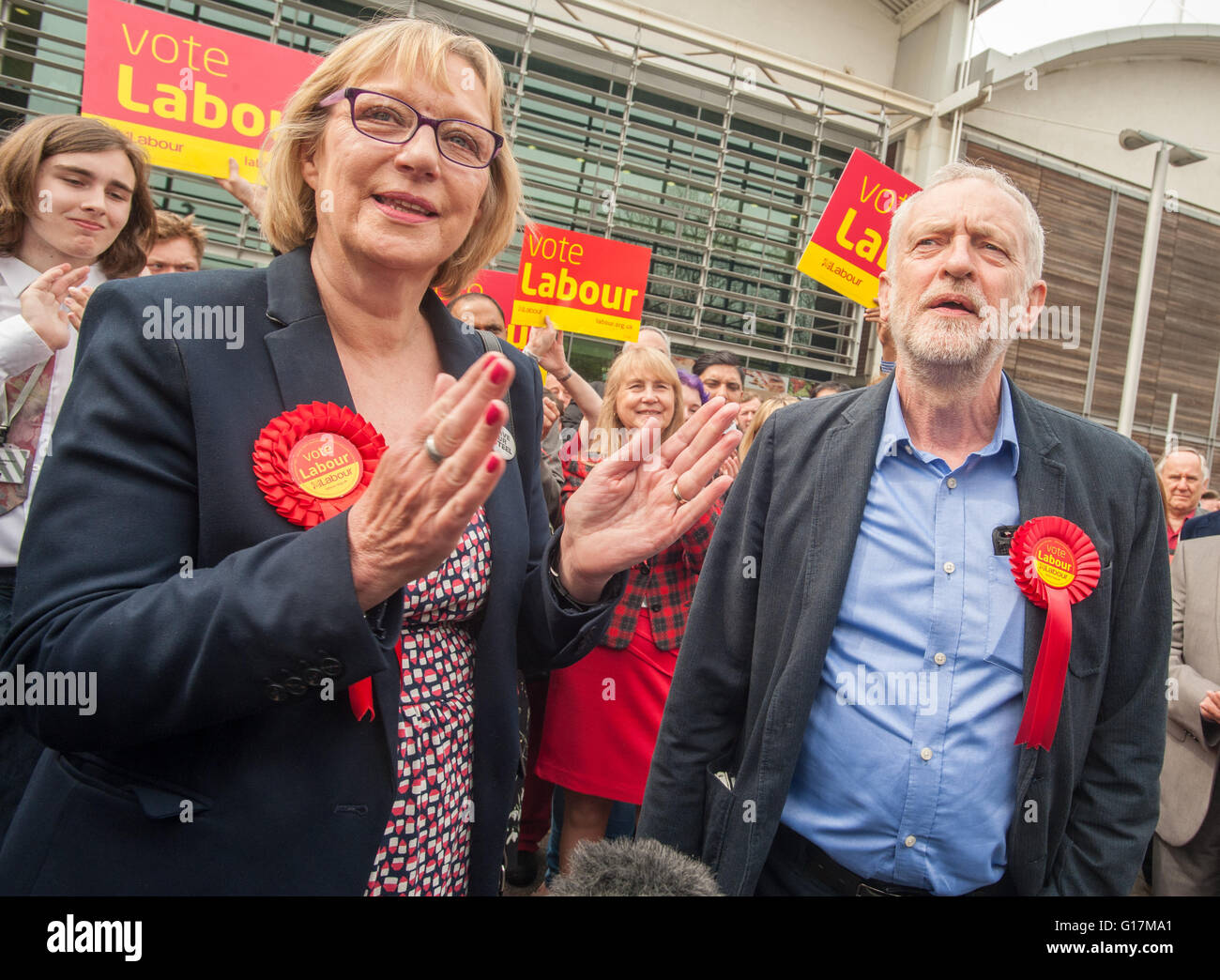 Leader laburista Jeremy Corbyn arriva a Sheffields è Inglese Istituto di Sport con il neo eletto il lavoro MP Gill Furniss Foto Stock