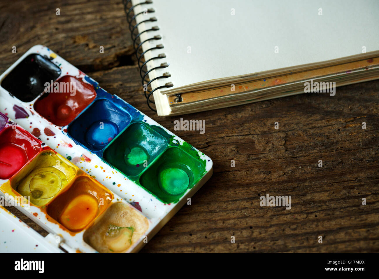 L'arte della pittura. Set di pittura: carta, spazzole, vernici, pastelli, acquerelli, vernice acrilico su uno sfondo di legno Foto Stock