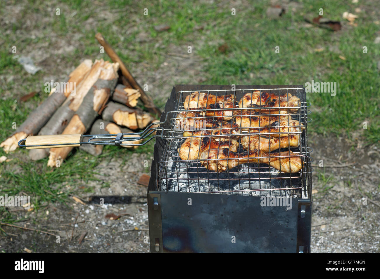 Deliziosi chiсken grigliate di carne alla brace su un barbecue Foto Stock