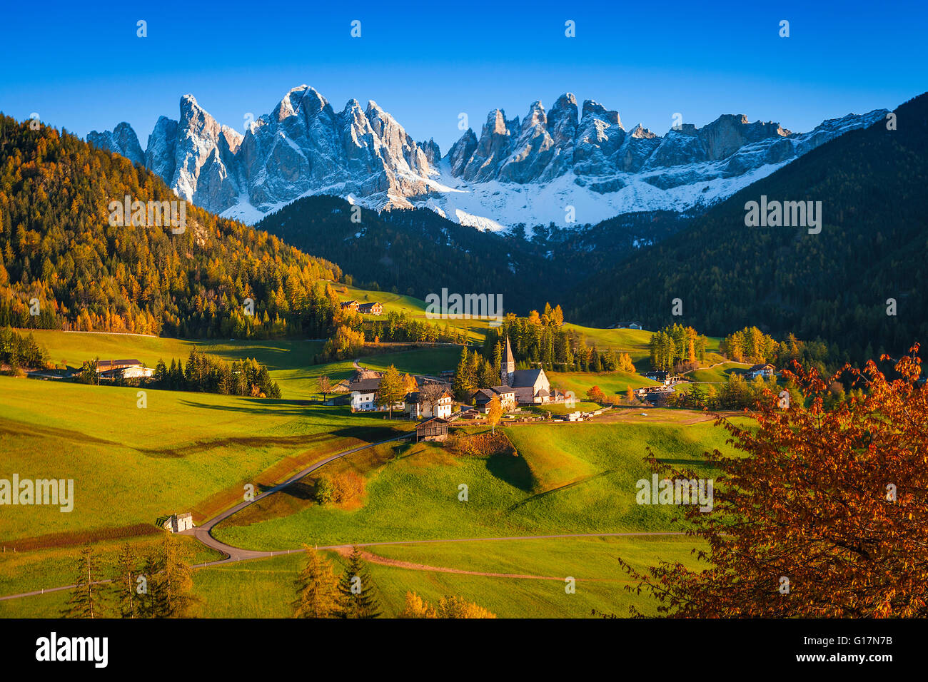 Piccola città, Dolomiti, Italia Foto Stock