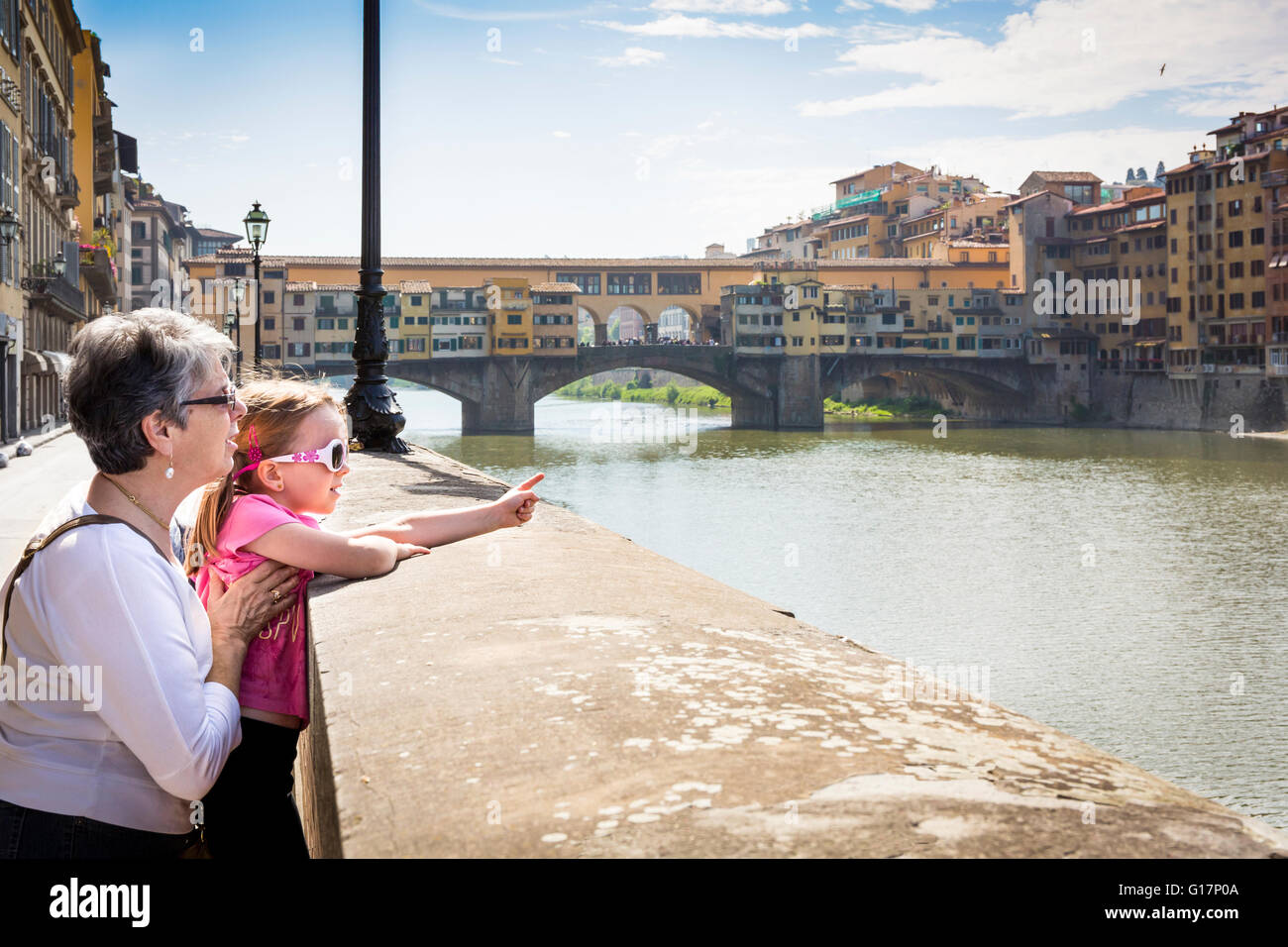 Donna Senior e nipote puntando al fiume Arno, Firenze, Italia Foto Stock