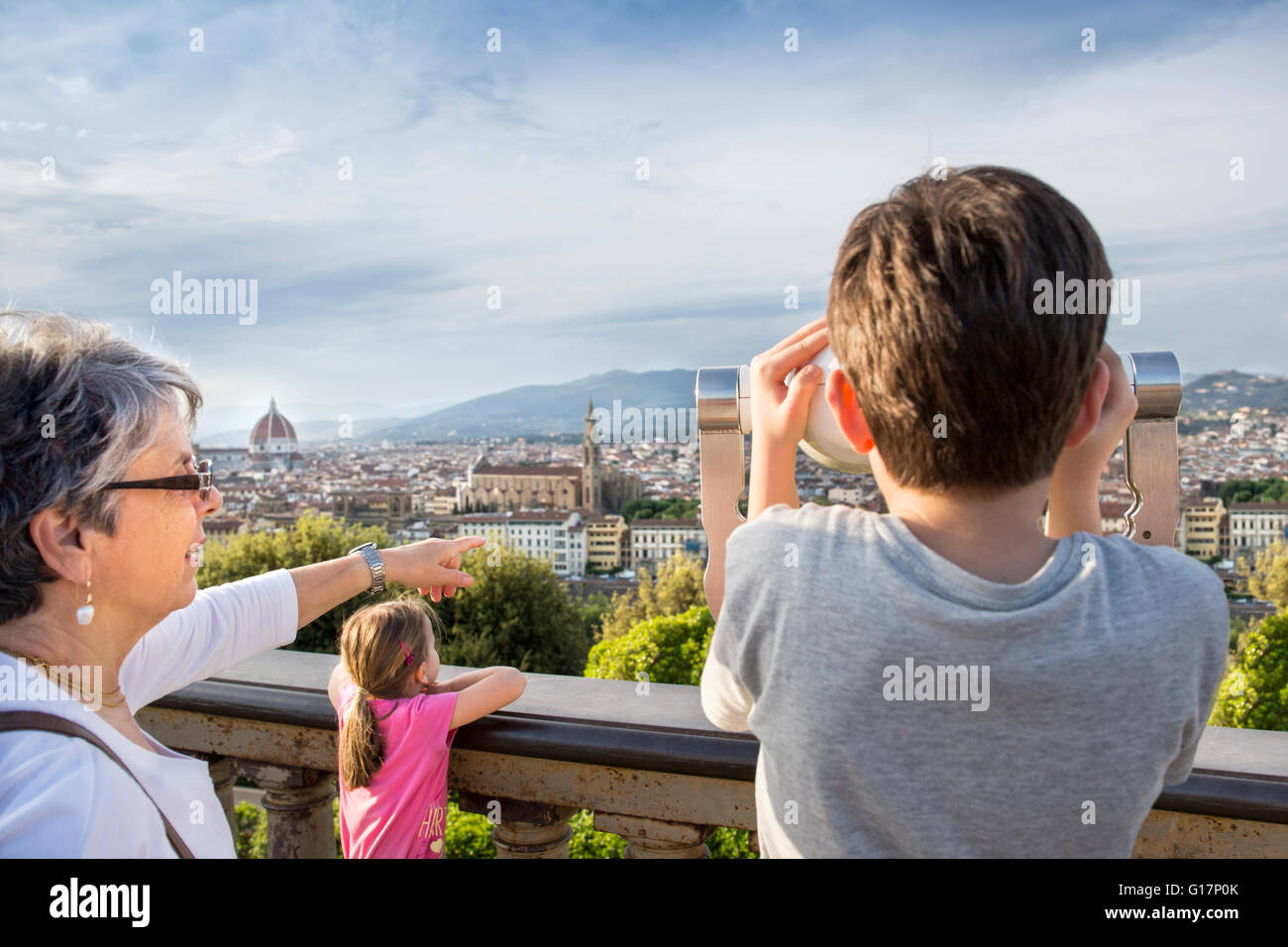 Donna Senior e nipote guardando la città da a gettone binocolo, Firenze, Italia Foto Stock