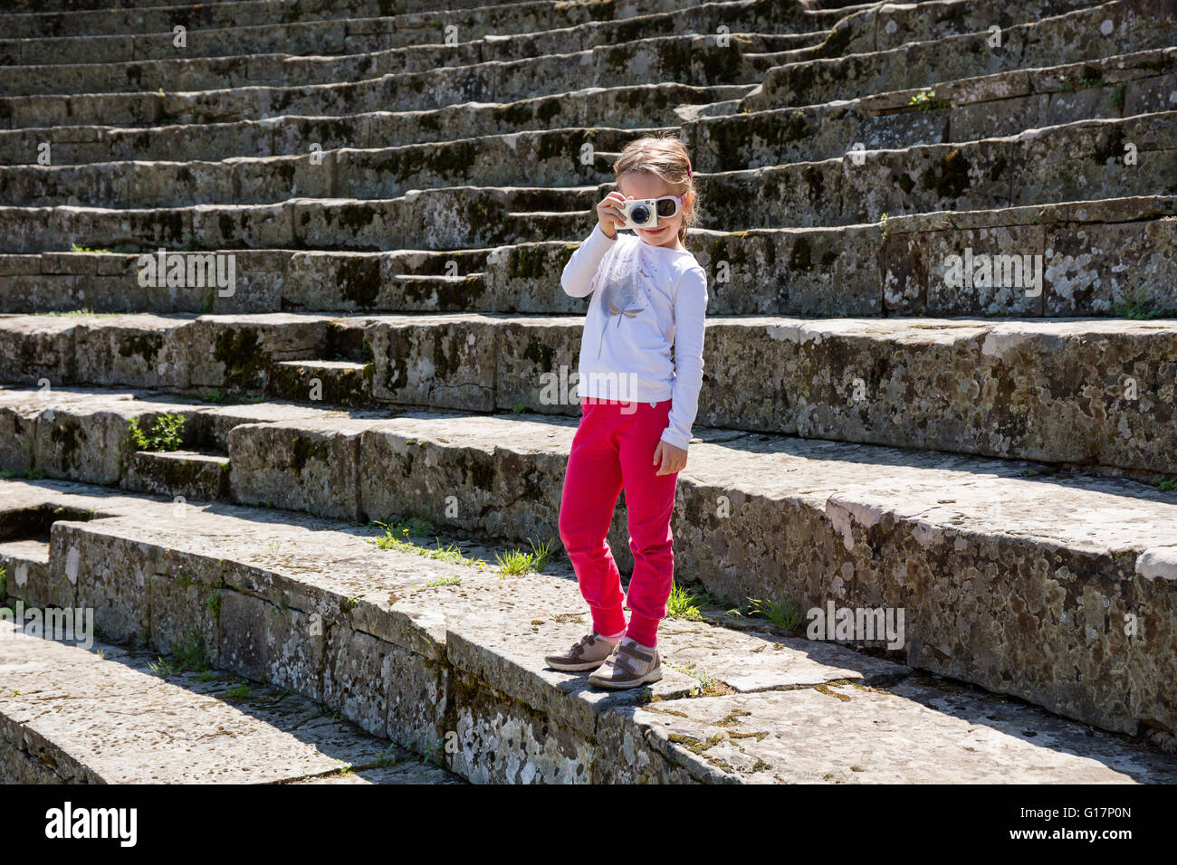 Ragazza fotografare dalla scalinata di pietra a ruderi, Firenze, Italia Foto Stock