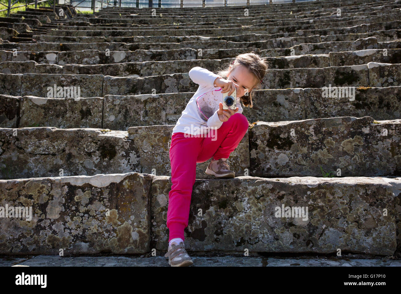 Ragazza di fotografare una scalinata di pietra a ruderi, Firenze, Italia Foto Stock