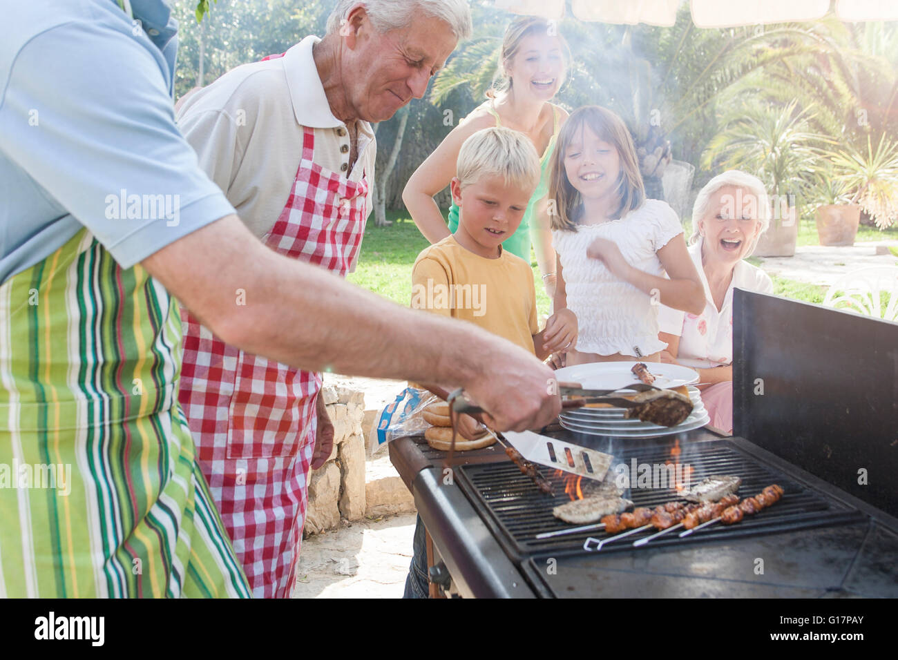 Cucina di famiglia di spiedini e gli hamburger sul barbecue Foto Stock