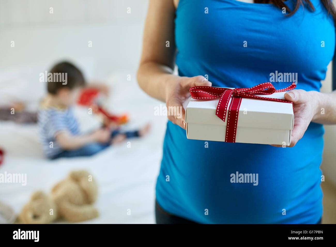 Vista ritagliata della donna incinta azienda confezione regalo Foto Stock