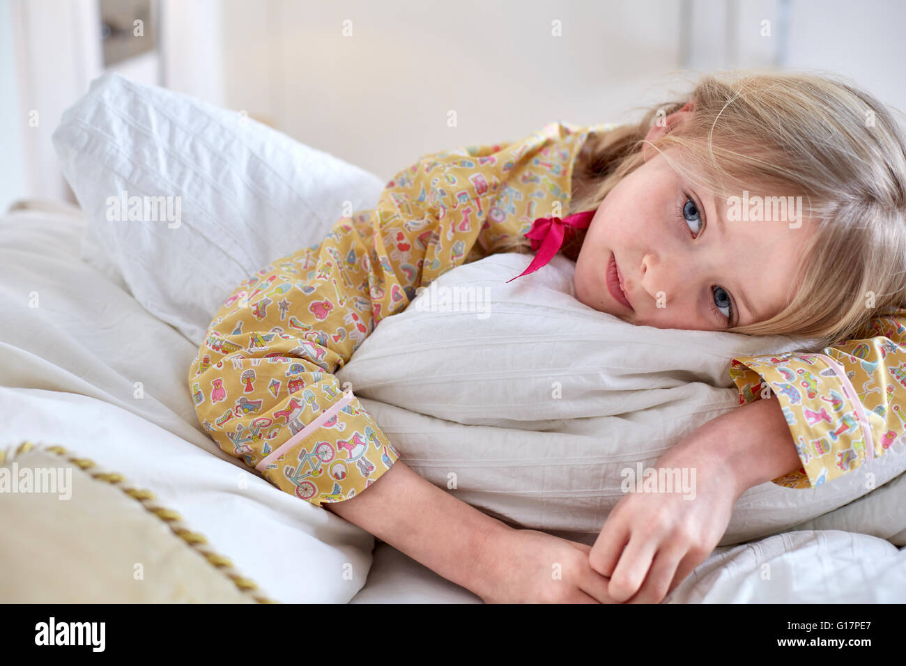 Ragazza in pigiama sognare a letto Foto Stock