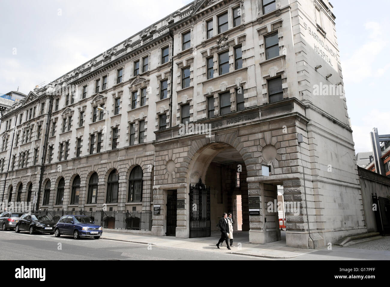 Vista esterna dell'edificio del St Barts Hospital al numero 38 di Giltspur Street City of London EC1A Inghilterra UK KATHY DEWITT Foto Stock