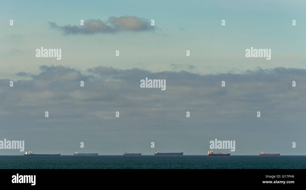 Fila di petroliere ancorate nel mare del Nord in attesa per i prezzi del petrolio a salire prima di scarico nel porto di Rotterdam, Paesi Bassi Foto Stock