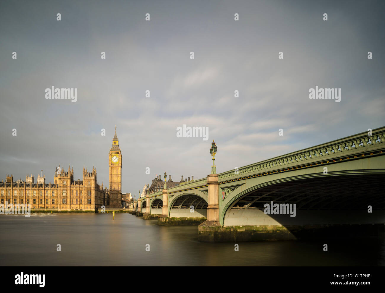 Il fiume Tamigi e il Westminster Bridge e Palazzo di Westminster, Londra, Regno Unito Foto Stock