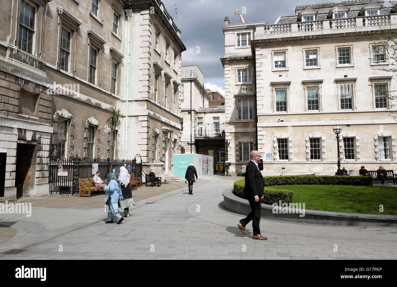 La gente camminare nel cortile interno di San Barts Hospital di West Smithfield London REGNO UNITO KATHY DEWITT Foto Stock