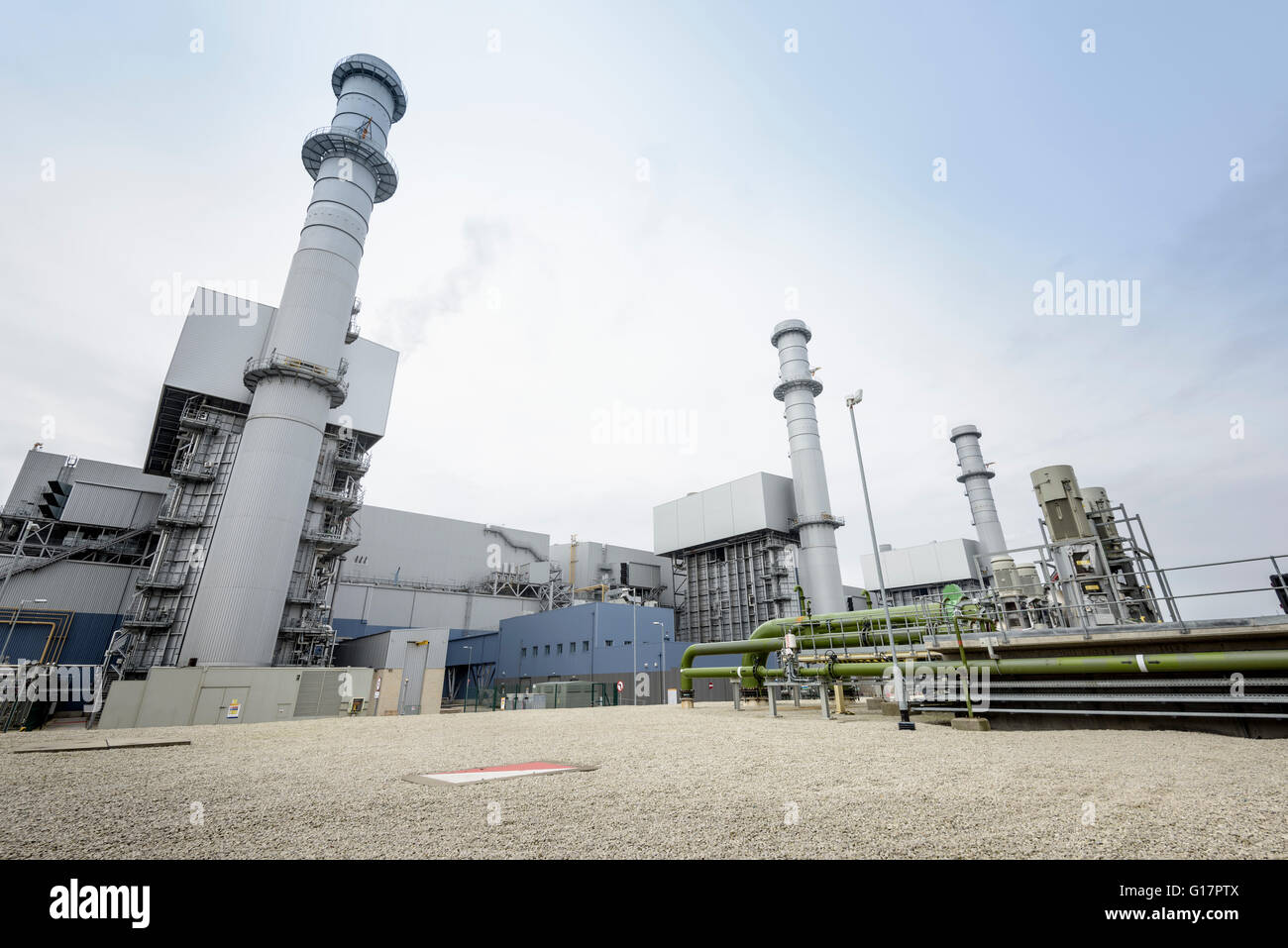 Vista di una centrale elettrica a gas a basso angolo di visione Foto Stock