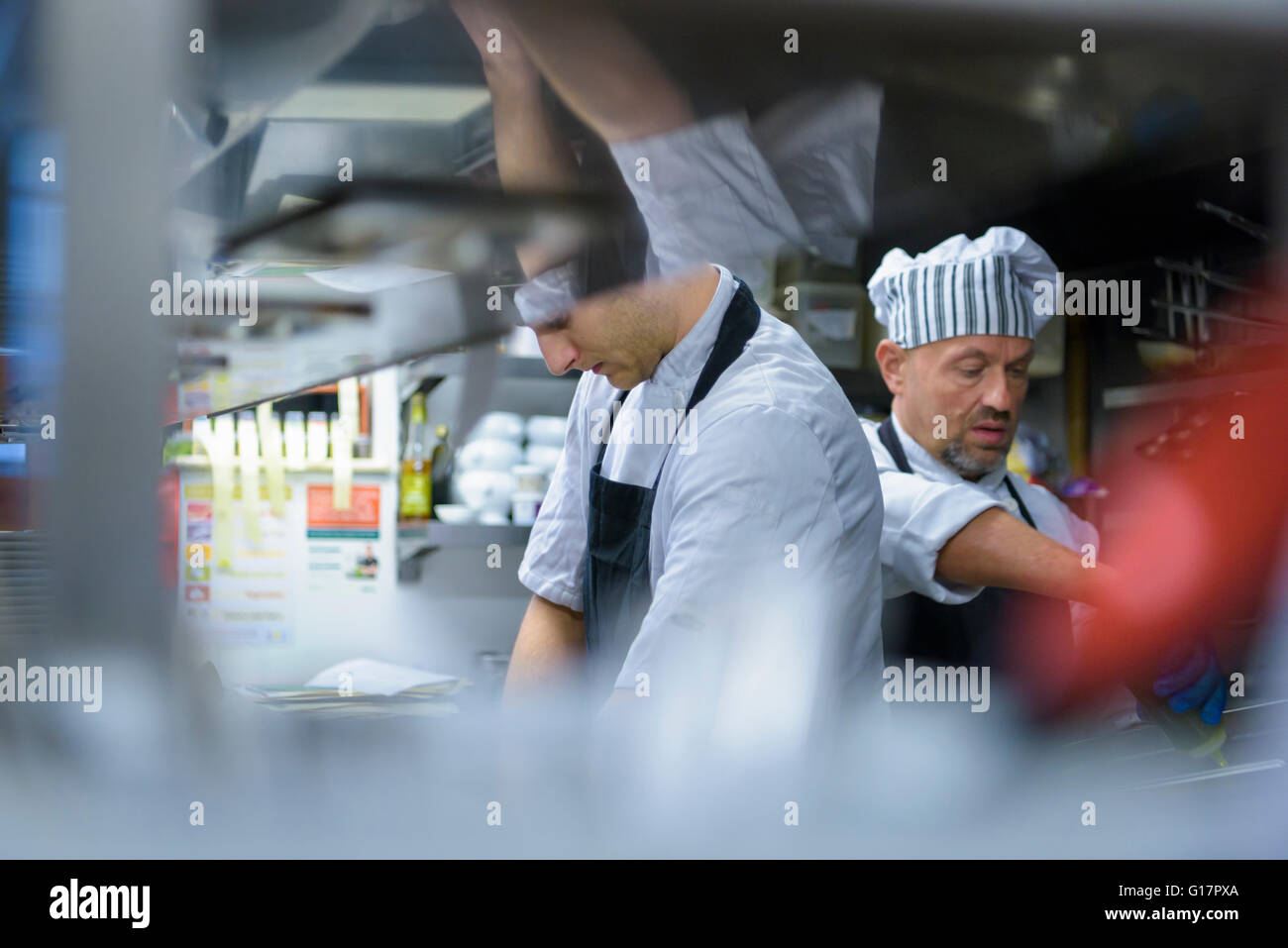 Chef lavorano nel ristorante italiano tradizionale cucina Foto Stock