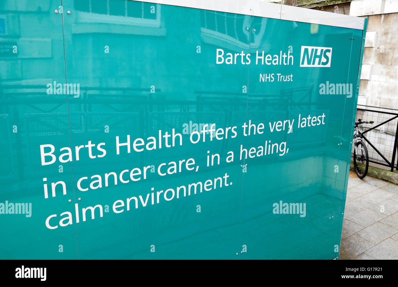 Costruzione palizzata presso la nuova Maggie's Centre, St Barts Hospital dovuti per il completamento nel 2017 Londra UK KATHY DEWITT Foto Stock