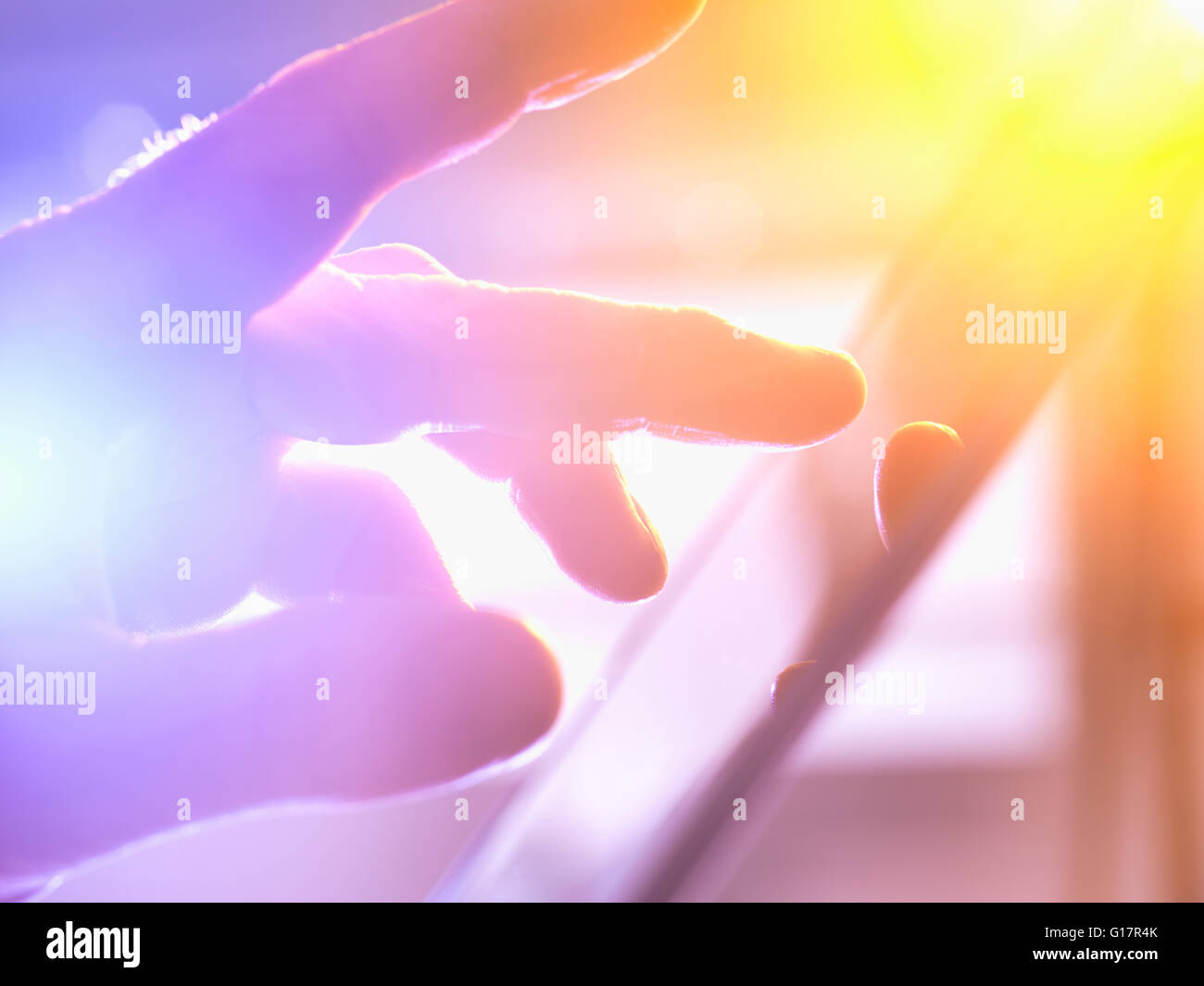 Uomo con dispositivo touchscreen, close-up Foto Stock