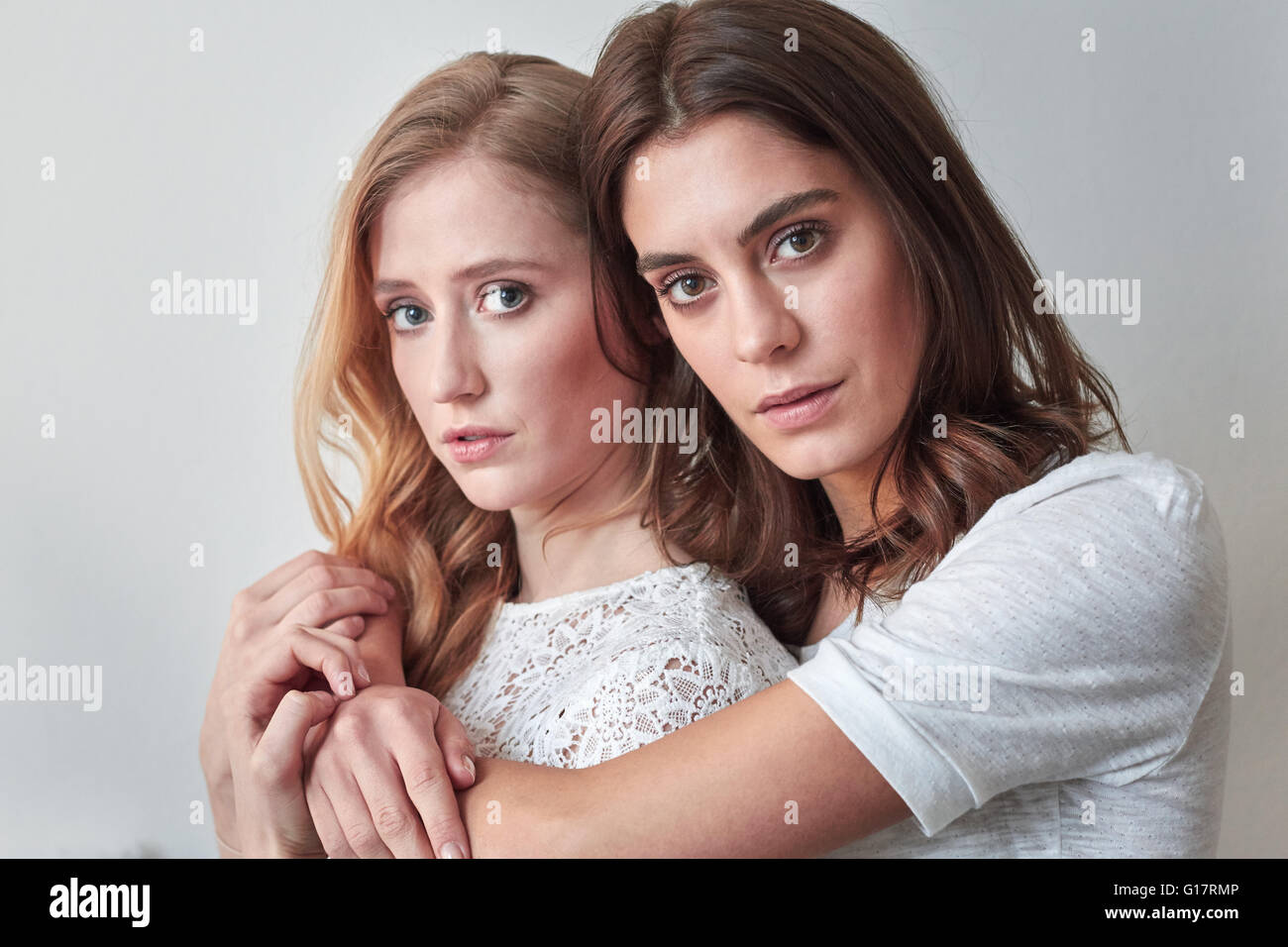 Ritratto di due belle giovani donne Foto Stock