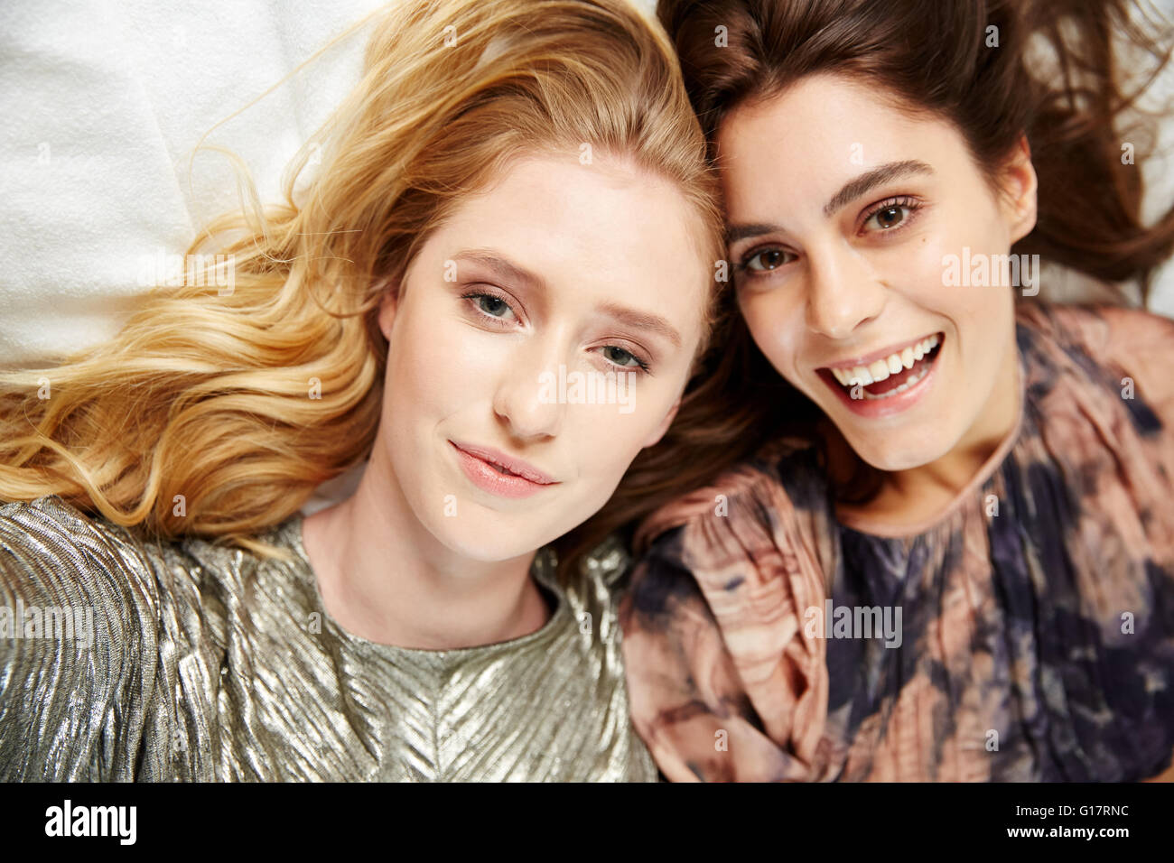 Vista aerea di due belle giovani donne in posa per selfie Foto Stock