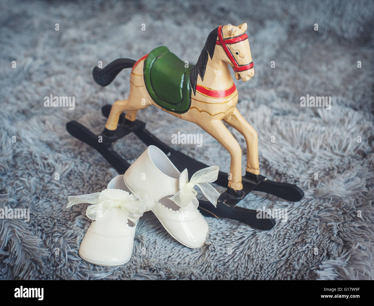 Calzature per bambini e ragazzi giocattolo del cavallo a dondolo Foto Stock