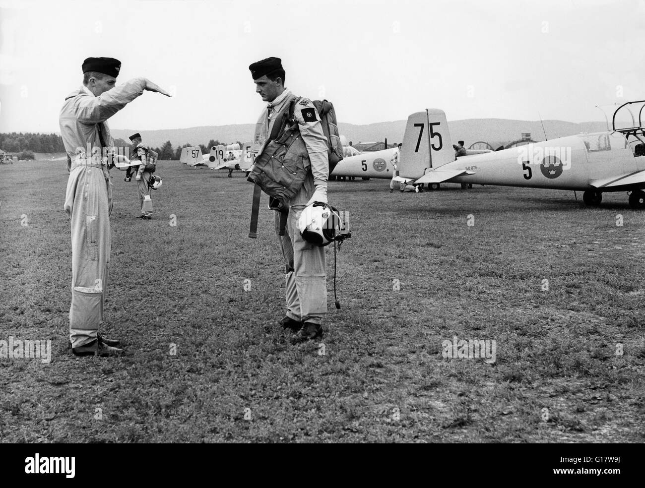 Scuola di Volo Ljungbyhed uno del volo agli studenti di ricevere commenti da parte dei formatori per qualcosa di coppia Foto Stock