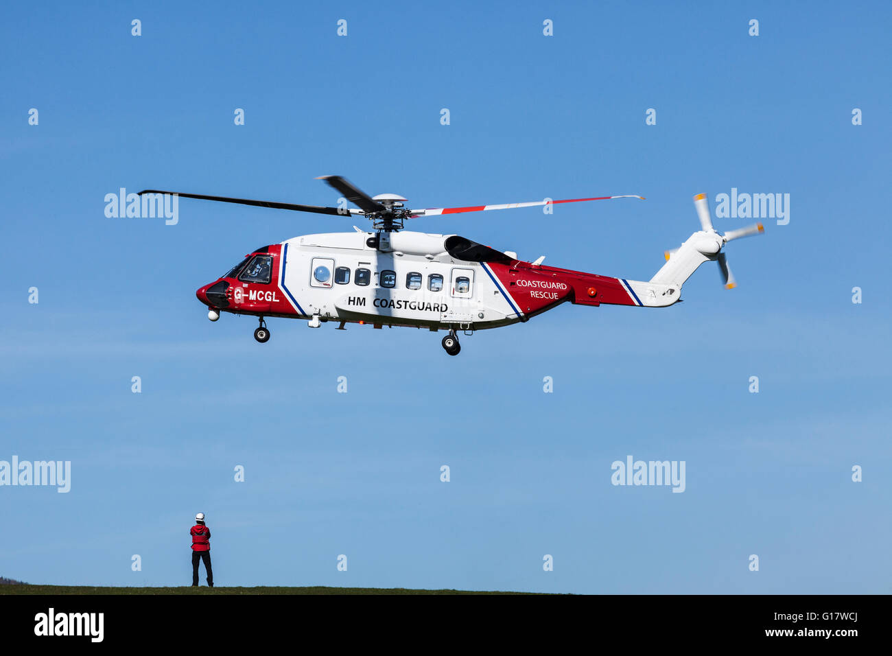 Ricerca e Salvataggio in elicottero solleva in Keswick con Mountain Rescuue persona guardando Foto Stock