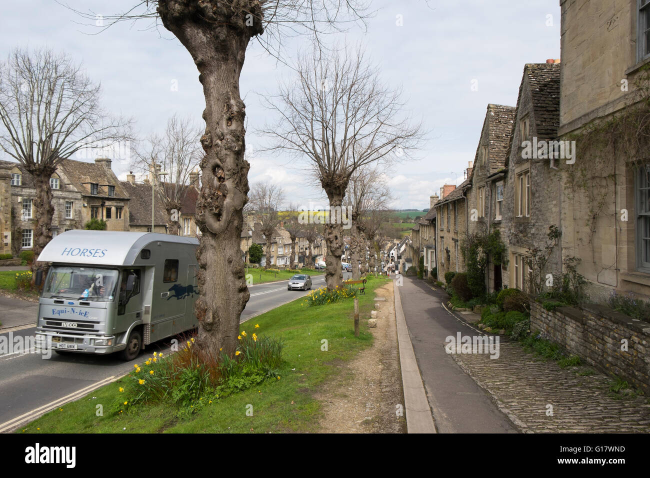 Van per cavalli guidare su per la collina sulla a361 attraverso burford, oxfordshire, Regno Unito Foto Stock