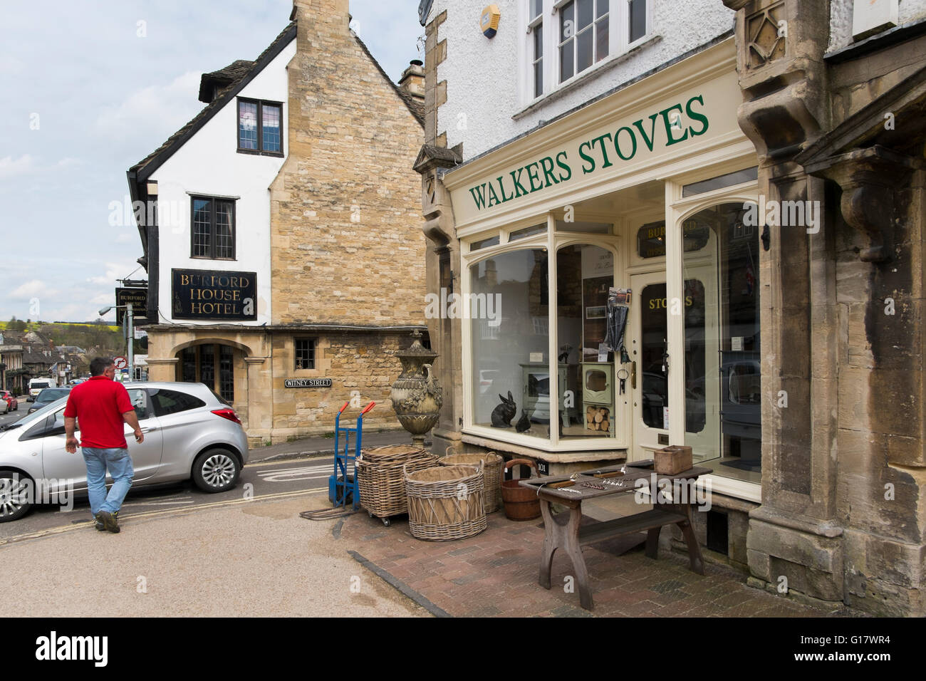 Walker stufe negozio sulla strada alta sulla a361 attraverso burford, oxfordshire, Regno Unito Foto Stock