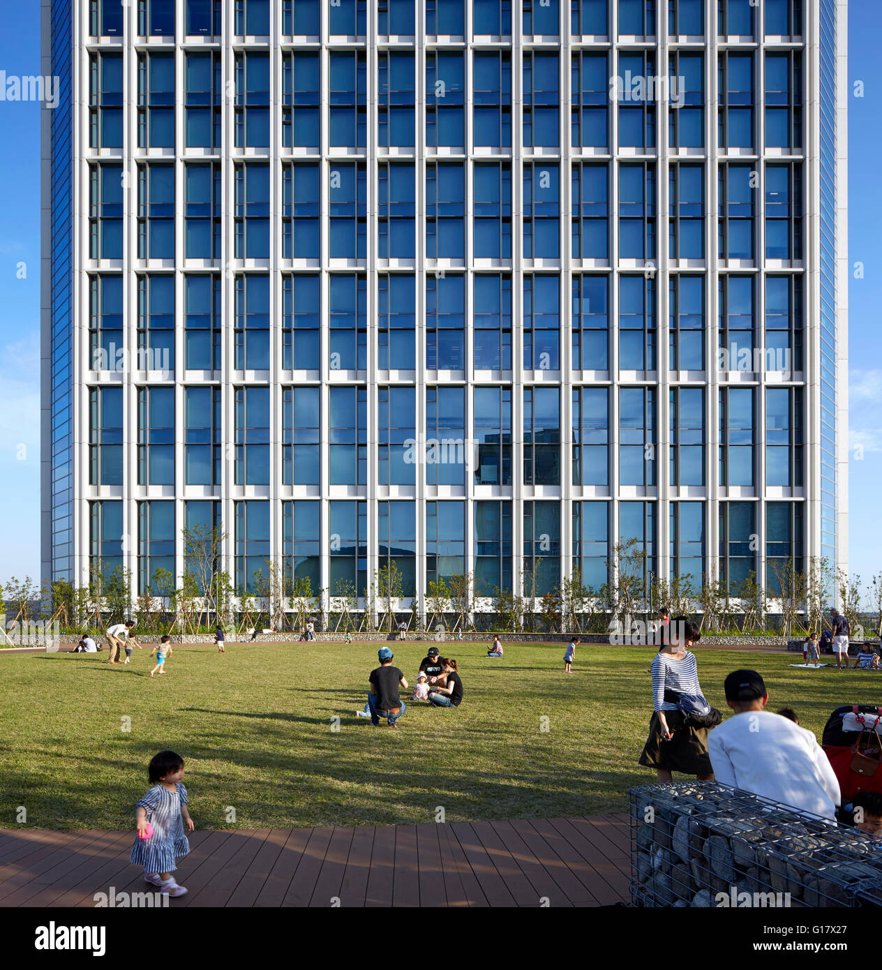 Vista complessiva del blocco di ufficio dal livello alto giardino. Sviluppo Futako-Tamagawa, Tokyo, Giappone. Architetto: Conran & Partners, 2015. Foto Stock